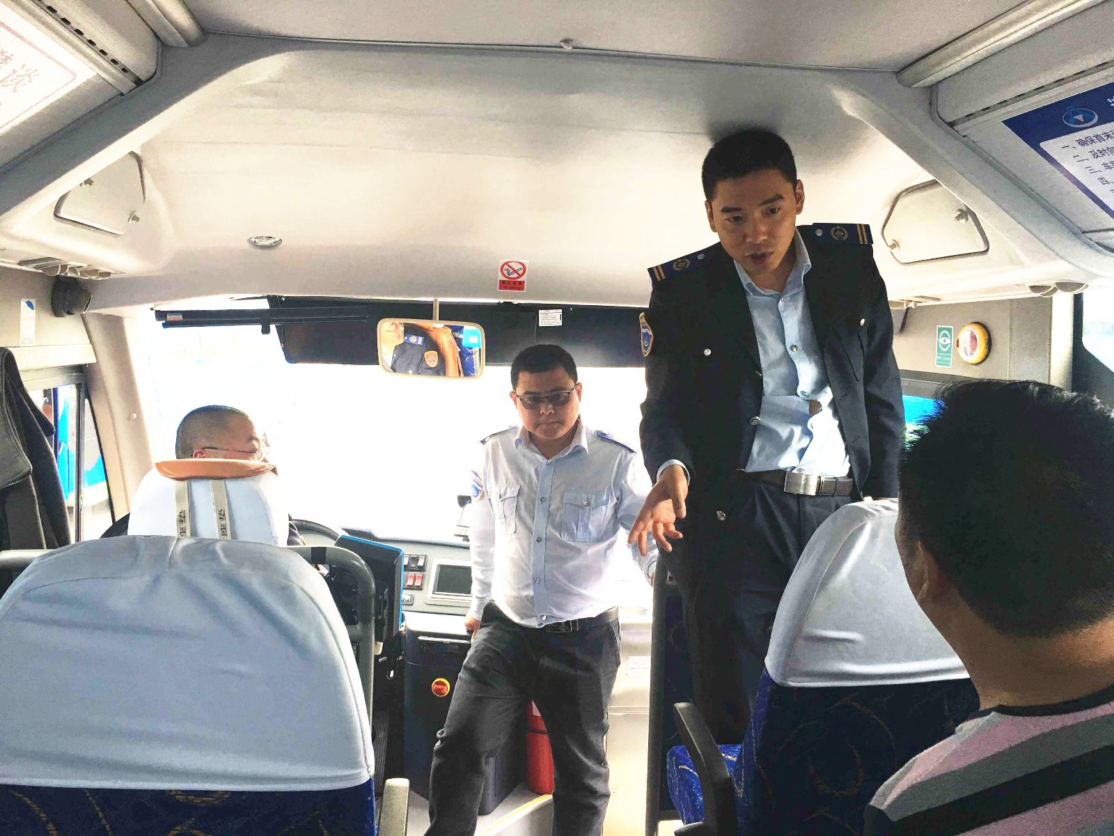 文明公交我先行 公交集團佳連公司做好車廂清潔推進創(chuàng)文常態(tài)化